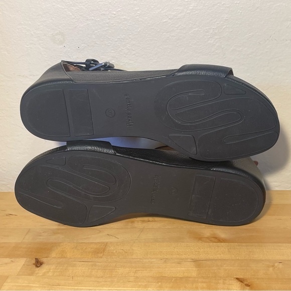 Gentle Souls by Kenneth Cole Women's Gisele Leather Platform Wedge Sandals - Picture 10 of 14